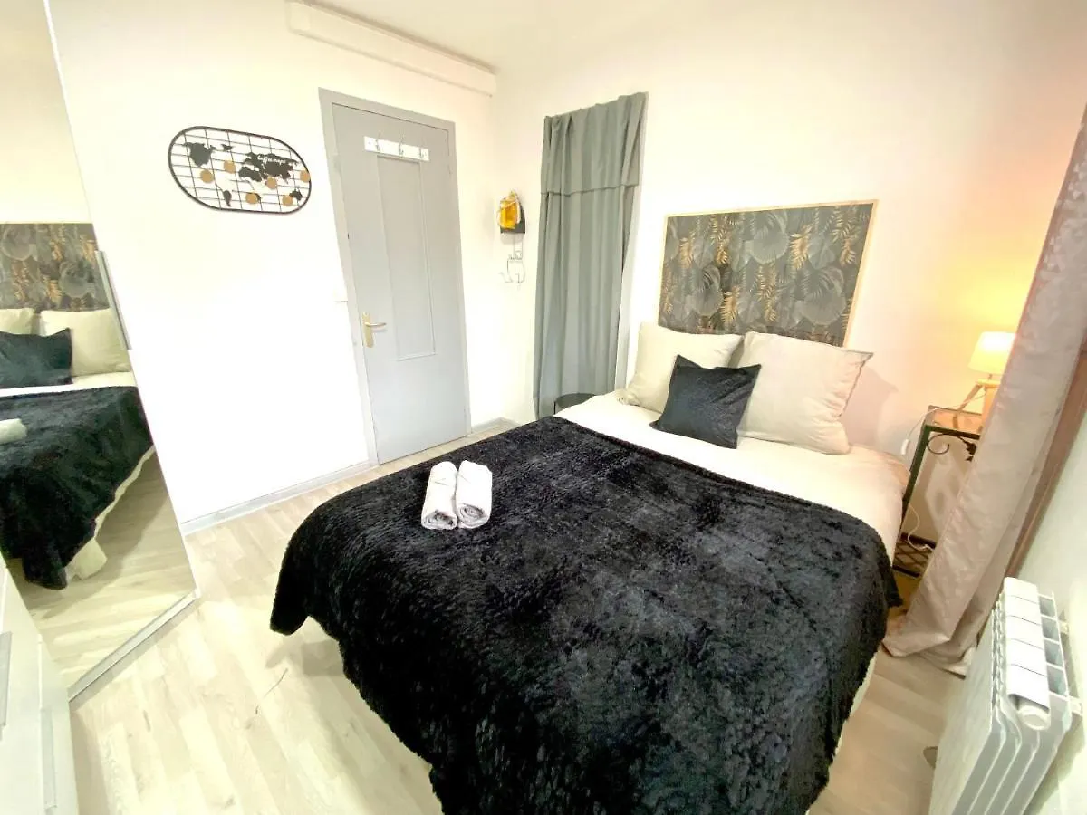 Apartment Le Cafe Charmant, Appartement Dans Immeuble Avec Parking Barriere, Balcon LʼArbresle Frankreich